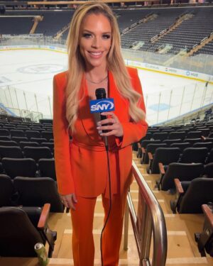 Julie Stewart-Binks Instagram - Hockey Night in New York 🏒👯‍♀️

#newyorkrangers #sny #nyrangers #newyork #hockey #sports #nyr #madisonsquaregarden