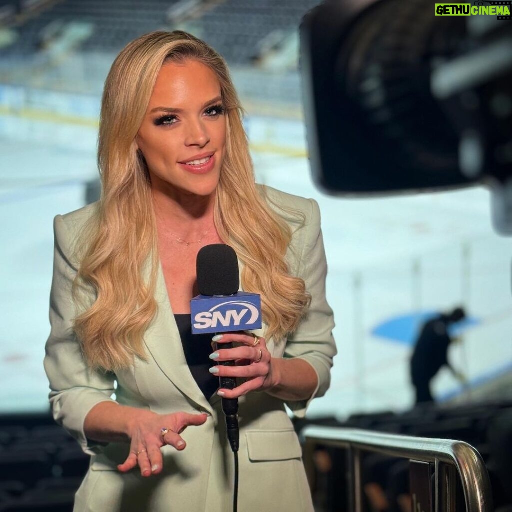 Julie Stewart-Binks Instagram - As long as you keep going, you’ll get there. 💪🏒 📸 @amirnorman #keepgoing #reporterlife #hockeyislife #motivation #inspiration #enjoythejourney #dontgiveup Madison Square Garden