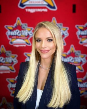 Julie Stewart-Binks Instagram - Live now, think later, I do it so well 🎶⭐️

An #nhlallstarweekend like no other. 
Thank you, Toronto, the @nhl, the @mapleleafs organization, and all of my wonderful hockey colleagues, for making these past few days so special. 

#nhl #nhlallstar #nhlallstargame #michaelbuble #willarnett #tatemcrae #hockey #snytv #newyork #nyrangers #lovemyjob #lovemylife #lovemyfriends #createyourdreamjob