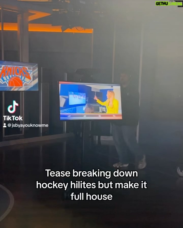 Julie Stewart-Binks Instagram - It’s been a great 20 hours of hockey. From the studio, to the rink, always grateful to do what I love. ❤️🏒🗽 #hockey #reporter #analyst #nhl #newyork #newyorkrangers #sny #rangers #aroundtherinkswithbinks #fullhouse Manhattan, New York
