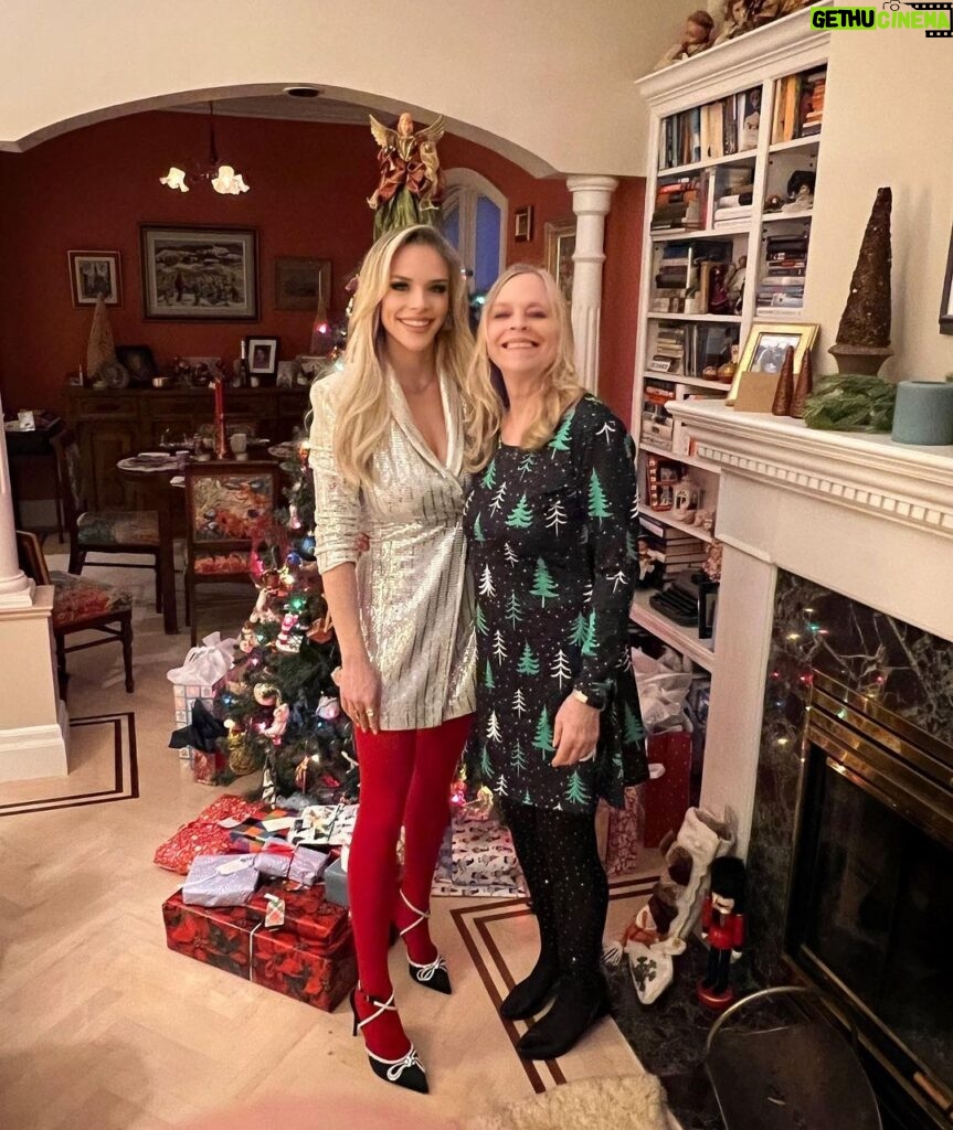 Julie Stewart-Binks Instagram - All I want for Christmas is you ❤️🥹 #grateful #family #thankful #mom #strongestpersoniknow #bestfriends #christmas #christmaswish #orisitthechampagne Toronto, Ontario