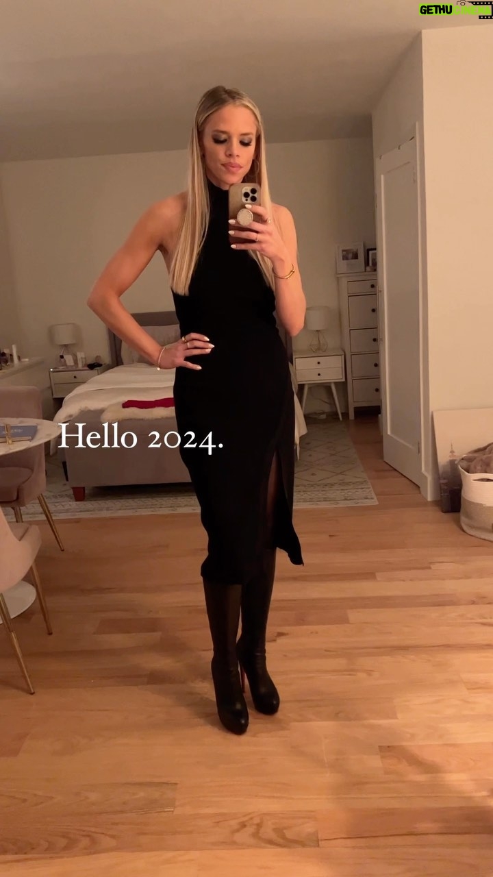 Julie Stewart-Binks Instagram - 2024… step into your power. Time to be unapologetically you. Don’t settle for breadcrumbs. Know your worth. Put your energy where you want to go. Make room for magic. And when you hit a speed bump or something doesn’t go as expected, don’t let it deter you from your passions. Nobody successful had it easy. They just. Kept. Going. #2024 #motivation #inspiration #keepgoing #dontstop #believeinyourself #helpothers #creativityovercompetition Manhattan, New York