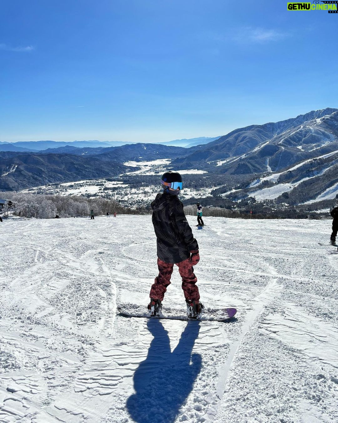 Julie Tan Instagram - Been working out and meditating in preparation for this trip 🇯🇵 Glad to be able to apply what I’ve learnt during my meditation sessions for my snowboarding - you just need to trust and go with the flow ✨ Thank you @changirecommends for keeping me connected on my trip! 白馬岩岳 Hakuba Iwatake