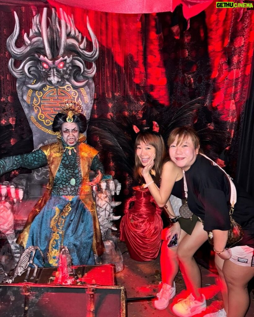 Julie Tan Instagram - We screamed, we laughed, and we conquered the night in style! 🎃👻 @rwsentosa @universalstudiossingapore #HalloweenHorrorNights #HHN11 #RWSmoments #USSHHN Universal Studios Singapore