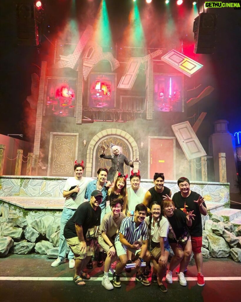 Julie Tan Instagram - We screamed, we laughed, and we conquered the night in style! 🎃👻 @rwsentosa @universalstudiossingapore #HalloweenHorrorNights #HHN11 #RWSmoments #USSHHN Universal Studios Singapore