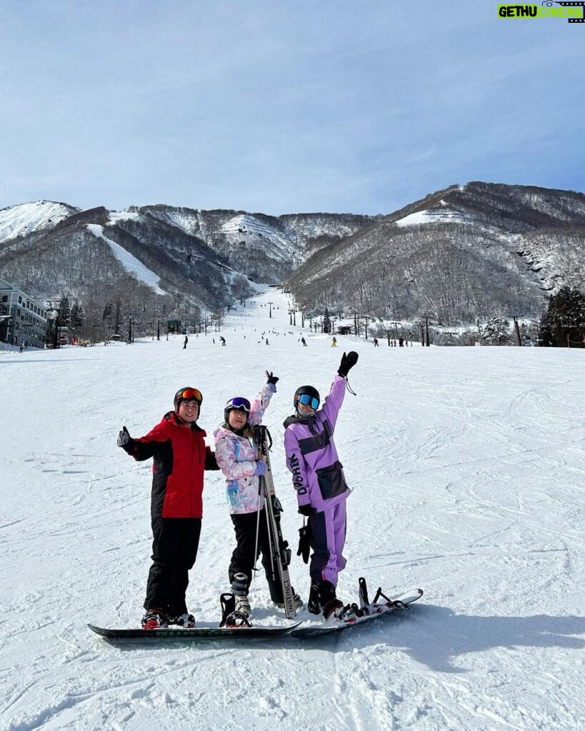 Julie Tan Instagram - From diving in the oceans to snowboarding through the mountains, I’m grateful to be on these journeys with you both ✨ Hakuba Goyru