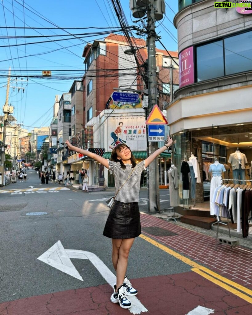 Julie Tan Instagram - Feeling Seoul free ❣️ @louisvuitton #lvsingapore #louisvuitton Seoul, Korea