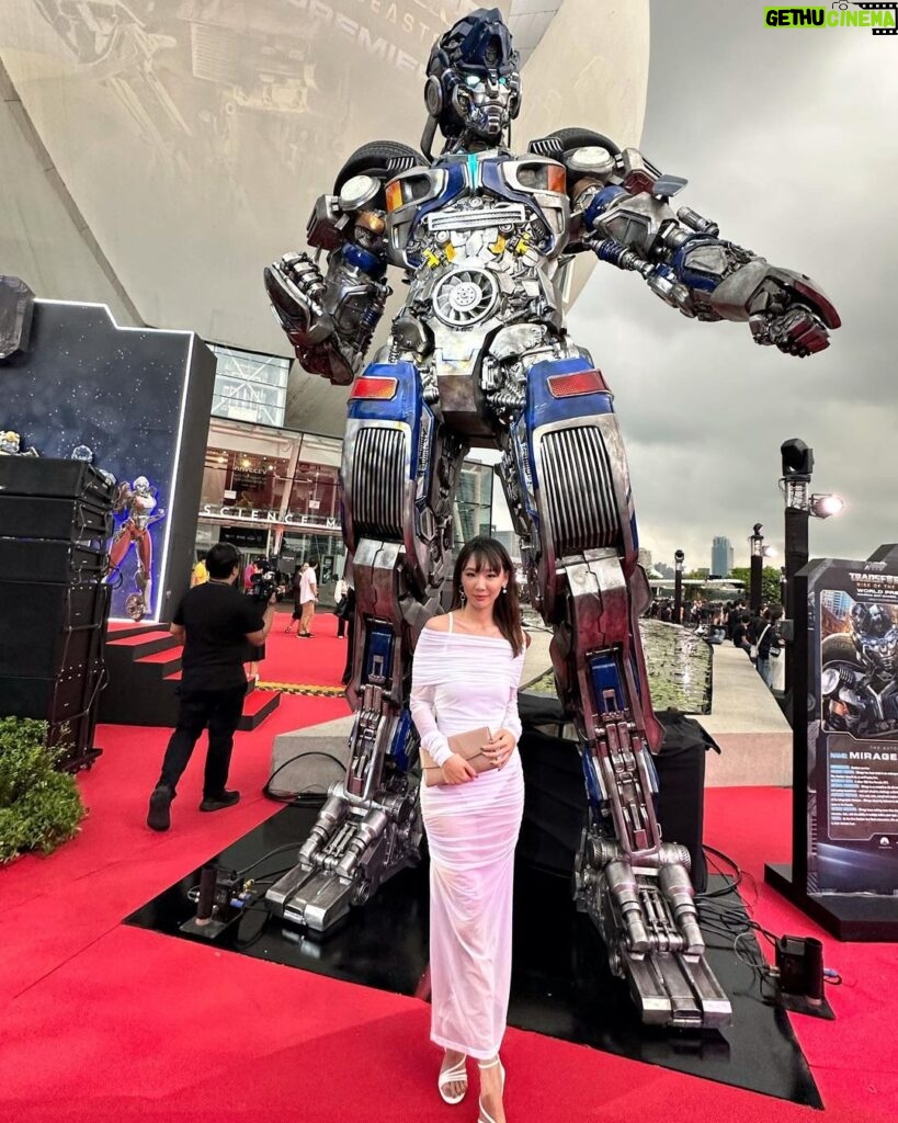 Julie Tan Instagram - Transformers have taken over Singapore and I was lucky enough to witness it all at the world premiere! 🤖🌏 Feeling nostalgic while watching the movie as I grew up watching the cartoon! Don’t miss Transformers: Rise of the Beasts as it hits theatres soon on 8 June! @UIPSingapore @MarinaBaySands #RiseOfTheBeastsSG #UIPSingapore #MarinaBaySands #Transformers #RiseOfTheBeasts #HomeofRedCarpets