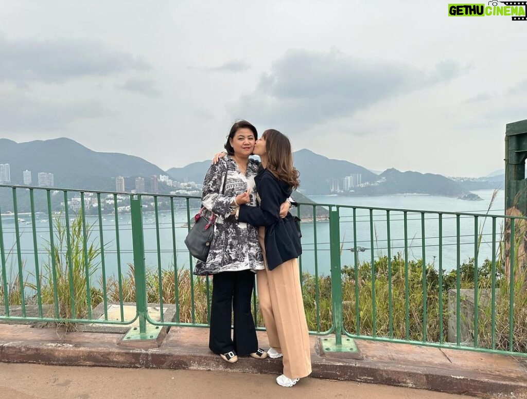 Julie Tan Instagram - 母亲节快乐! ❤️ 肉麻的话就不在这里说了！ 祝各位妈妈们永远幸福、快乐！ Ocean Park Hongkong