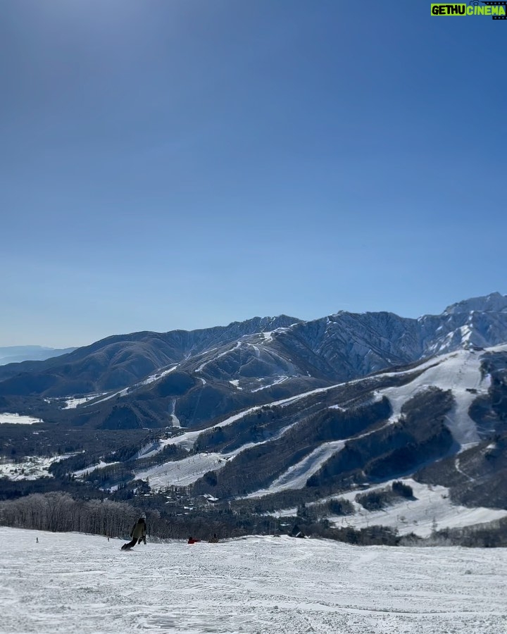 Julie Tan Instagram - Been working out and meditating in preparation for this trip 🇯🇵 Glad to be able to apply what I’ve learnt during my meditation sessions for my snowboarding - you just need to trust and go with the flow ✨ Thank you @changirecommends for keeping me connected on my trip! 白馬岩岳 Hakuba Iwatake