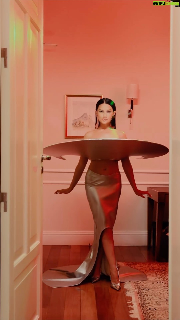 Juliette Instagram - Olha a lua! @juliette chegou na #SuíteVogue com um look prateado e inovador. Para a sua produção para este #BaileDaVogue, a cantora apostou em um top em formato de lua. #BailedaVogue2024 Video: @carlosqueirozi Voz: @miltoncunhaoficial Coordenação digital: @paulamello_ e @ceciliacussioli Edição de vídeo: @lucasrocha.rec Produção executiva: @deialansky Assistente de produção executiva: @andreazilet Produção de conteúdo: @milena.otta Assistentes de vídeo: @adrianikematsu, @nathaliaatayde e @felippescosta Agradecimentos: @belmondcopacabanapalace