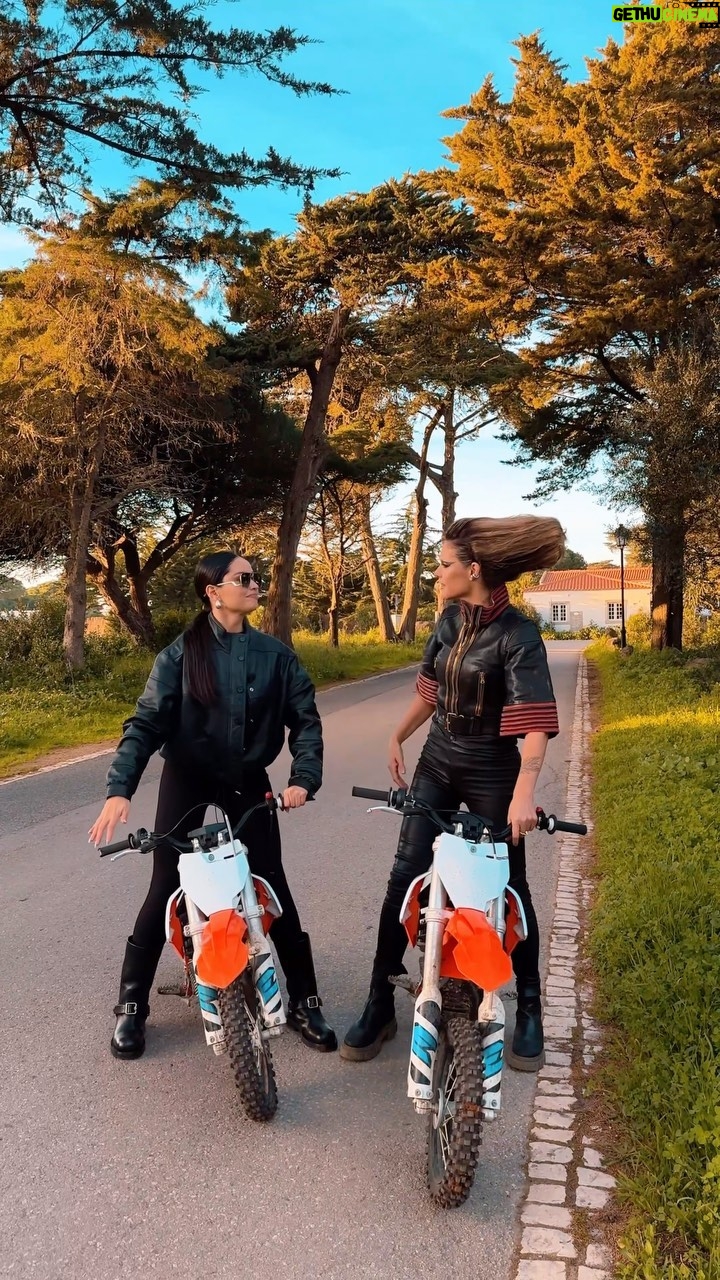 Juliette Instagram - Alerta spoiler 🚨 Eu e a minha amiga radical @fernandalima aprontamos em Portugal
