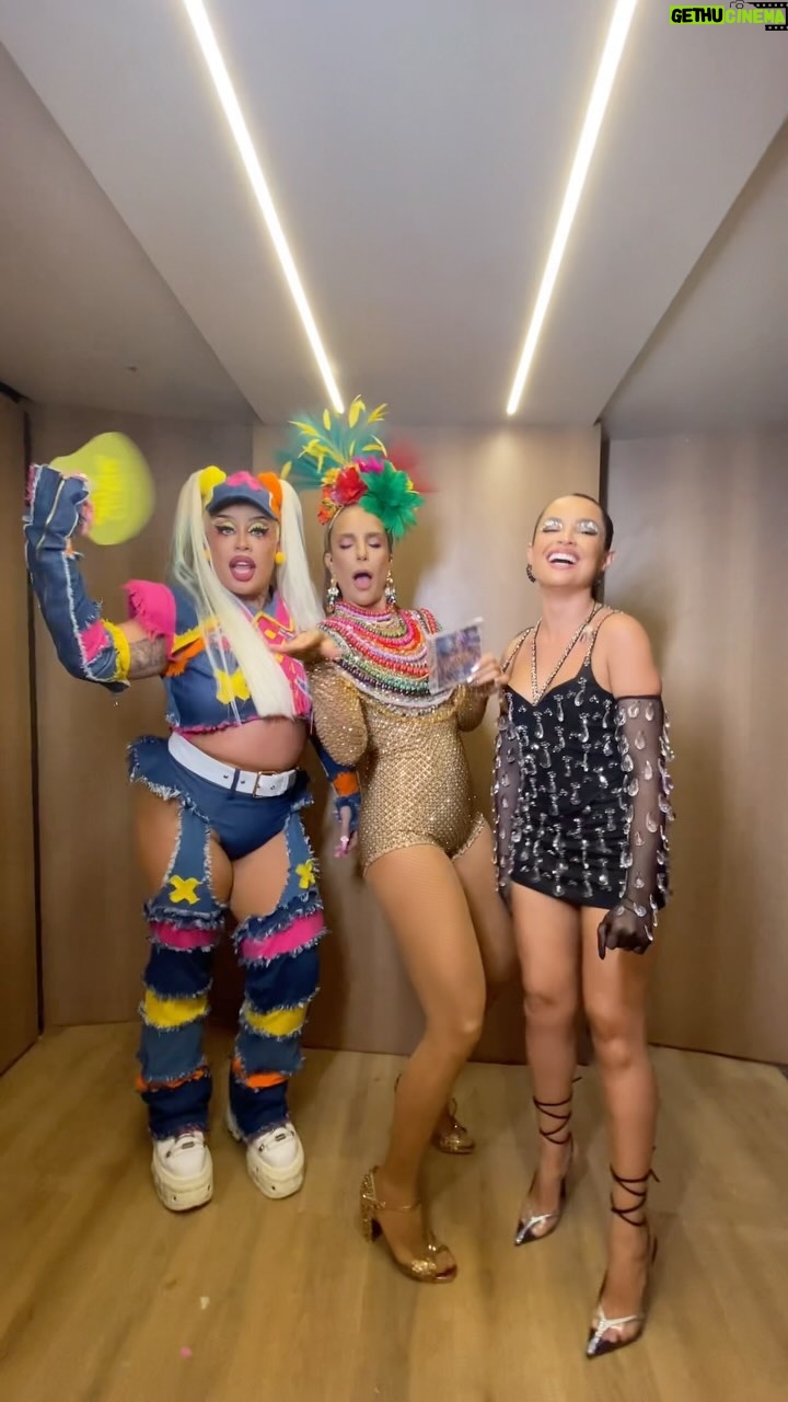 Juliette Instagram - Todo mundo vai pular com mainha hoje. Olha quem veio pra farra comigo: @juliette e @gloriagroove! 😍 Vai começar mais um dia de #CarnavalDaVeveta. Simbora meu povoooooo!!!! 💃🏻#Ivete30 Salvador, Bahia