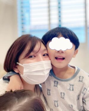 Jun Sena Instagram - ⁡
⁡
とある日の息子との会話。
⁡
息「ママ、今どんな役やってるの？」
私「息子がいるママの役だよ」
息「息子の役ってぼくの事だよね？」
私「……まぁ…そ…そうだね……」
息「ぼくの役は誰がやってるの？」
私「かっこ良くてかわいいお兄さんだよ」
息「ぼくより？」
私「え〜っと……同じくらいかなぁ〜(笑いを堪える母)」
息「じゃあぼくの役やってくれてありがとうだね！」
私「…………だね」
⁡
我が家のコナー(息子役の佐藤勝利くんの役名ね)はめちゃめちゃポジティブ！！笑。
⁡
⁡
#6歳児
#我が家のコナー
#ポジティブ ‼︎
#そして 
#ぼくの役って …
#何様やねん …