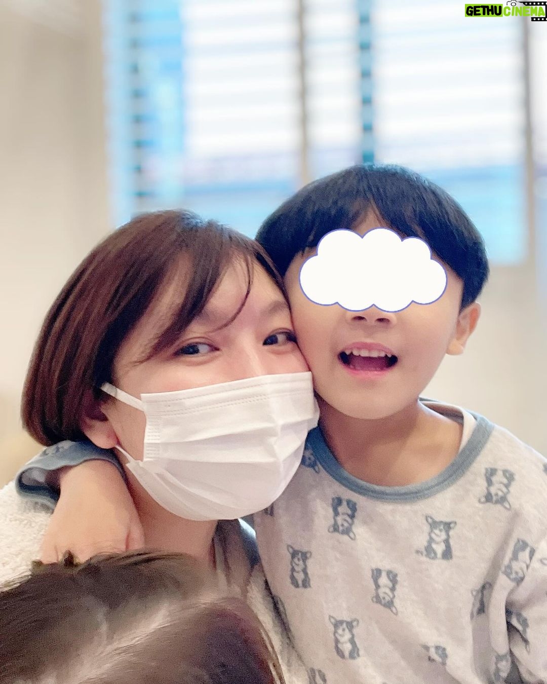 Jun Sena - 5K Likes -
とある日の息子との会話。
息「ママ、今どんな役やってるの?」
私「息子がいるママの役だよ」
息「息子の役ってぼくの事だよね?」
私「……まぁ…そ…そうだね……」
息「ぼくの役は誰がやってるの?」
私「かっこ良くてかわいいお兄さんだよ」
息「ぼくより?」
私「え〜っと……同じくらいかなぁ〜(笑いを堪える母)」
息「じゃあぼくの役やってくれてありがとうだね!」
私「…………だね」
我が家のコナー(息子役の佐藤勝利くんの役名ね)はめちゃめちゃポジティブ!!笑。
#6歳児
#我が家のコナー
#ポジティブ ‼︎
#そして
#ぼくの役って …
#何様やねん …