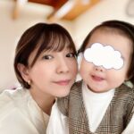 Jun Sena Instagram - ⁡ ⁡ 稽古休みの本日は、病院はしごやらマッサージやら、メンテナンスデーでございました。 リフレッシュ。 ⁡ コロナ禍になってから、どの作品でも稽古時間がかなり短縮されていました。 今、徐々に元の稽古時間に戻ってきています。 がっつり稽古できるのは本当にありがたい事なのですが、何せ身体がコロナ禍稽古仕様に慣れてしまった為、毎日ヘトヘトです。 ま、お年頃という事もありますが。 ⁡ そんなお年頃のわたくし。 海外スタッフの皆様には３０代半ばと思われていたらしく、なかなかハードな事をやらされております。 そして実年齢を知り驚愕されたものの、容赦無く……。 どうか……どうか……労わってくれ！！笑 ついでに葛山先輩の事も！！笑 ⁡ とはいえ、覚える事たくさんで頭パンク状態ですが楽しい毎日。 稽古場での稽古もあと数日……同じく頭パンク状態で時々「無」になっておられる葛山先輩と、励まし合いながら頑張ります。 ⁡ ⁡ #モンスターコールズ #メンテナンスデー #がしかし #疲れ取れねー 笑 #葛山信吾 先輩 @s_katsurayama #無の顔 #見逃さないよ … #フフ …