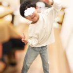 Jun Sena Instagram - ⁡ ⁡ とある日の息子との会話。 ⁡ 息「ママ、今どんな役やってるの？」 私「息子がいるママの役だよ」 息「息子の役ってぼくの事だよね？」 私「……まぁ…そ…そうだね……」 息「ぼくの役は誰がやってるの？」 私「かっこ良くてかわいいお兄さんだよ」 息「ぼくより？」 私「え〜っと……同じくらいかなぁ〜(笑いを堪える母)」 息「じゃあぼくの役やってくれてありがとうだね！」 私「…………だね」 ⁡ 我が家のコナー(息子役の佐藤勝利くんの役名ね)はめちゃめちゃポジティブ！！笑。 ⁡ ⁡ #6歳児 #我が家のコナー #ポジティブ ‼︎ #そして #ぼくの役って … #何様やねん …