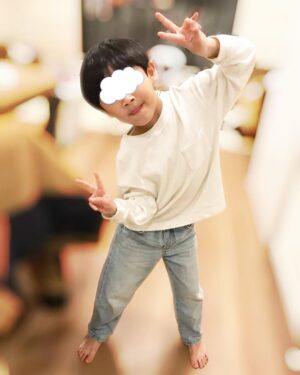 Jun Sena Instagram - ⁡
⁡
とある日の息子との会話。
⁡
息「ママ、今どんな役やってるの？」
私「息子がいるママの役だよ」
息「息子の役ってぼくの事だよね？」
私「……まぁ…そ…そうだね……」
息「ぼくの役は誰がやってるの？」
私「かっこ良くてかわいいお兄さんだよ」
息「ぼくより？」
私「え〜っと……同じくらいかなぁ〜(笑いを堪える母)」
息「じゃあぼくの役やってくれてありがとうだね！」
私「…………だね」
⁡
我が家のコナー(息子役の佐藤勝利くんの役名ね)はめちゃめちゃポジティブ！！笑。
⁡
⁡
#6歳児
#我が家のコナー
#ポジティブ ‼︎
#そして 
#ぼくの役って …
#何様やねん …