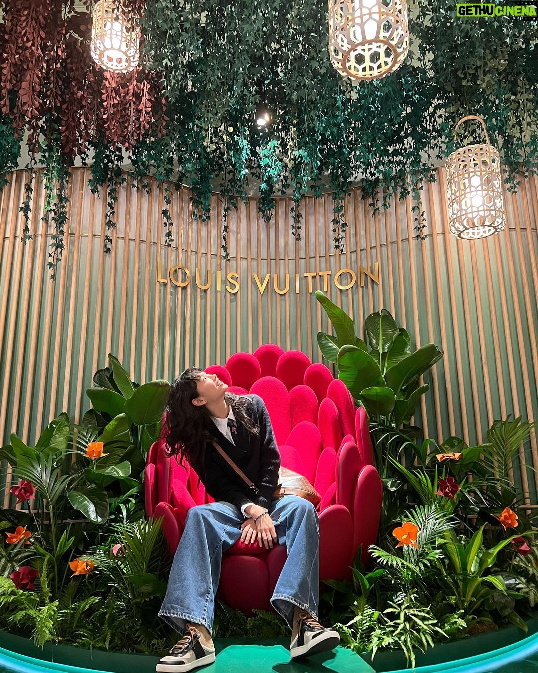 Jung Ho-yeon Instagram - Instagram Addiction Caused by Jet Lag 🫨🫨🫨