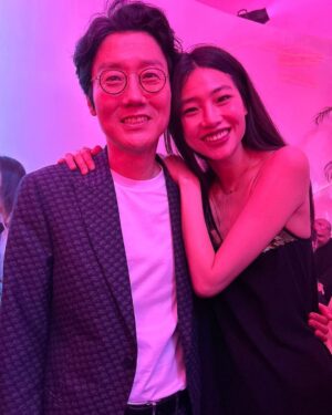 Jung Ho-yeon Instagram - 🙌🏼 윤영이가 찍어준 사진이랑 ♥️ 제레미가 찍어준 사진이랑 ♥️ 그리고 이번 루이비통 서울쇼의 히든카드 황동혁 감독님 👏🏼🙌🏼 그리고 그리고 룩을 완성해준 헤어 이혜영, 메이크업 이준성, 스타일리스트 윤애리 ♥️