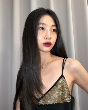Jung Ho-yeon Instagram - 🙌🏼 윤영이가 찍어준 사진이랑 ♥️ 제레미가 찍어준 사진이랑 ♥️ 그리고 이번 루이비통 서울쇼의 히든카드 황동혁 감독님 👏🏼🙌🏼 그리고 그리고 룩을 완성해준 헤어 이혜영, 메이크업 이준성, 스타일리스트 윤애리 ♥️