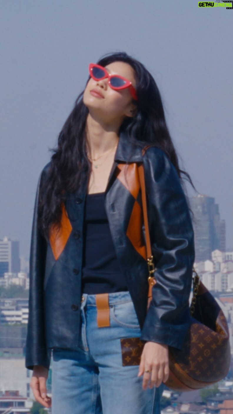 Jung Ho-yeon Instagram - #LVPREFALL23 Women’s Pre-Fall Show 2023. « Seoul is my home, where I can always come back ». House Ambassador #Hoyeon spent the day with #LouisVuitton in her hometown, Seoul, before walking in the Maison’s first Pre-Fall show on the iconic Jamsugyo Bridge. Seoul, Korea