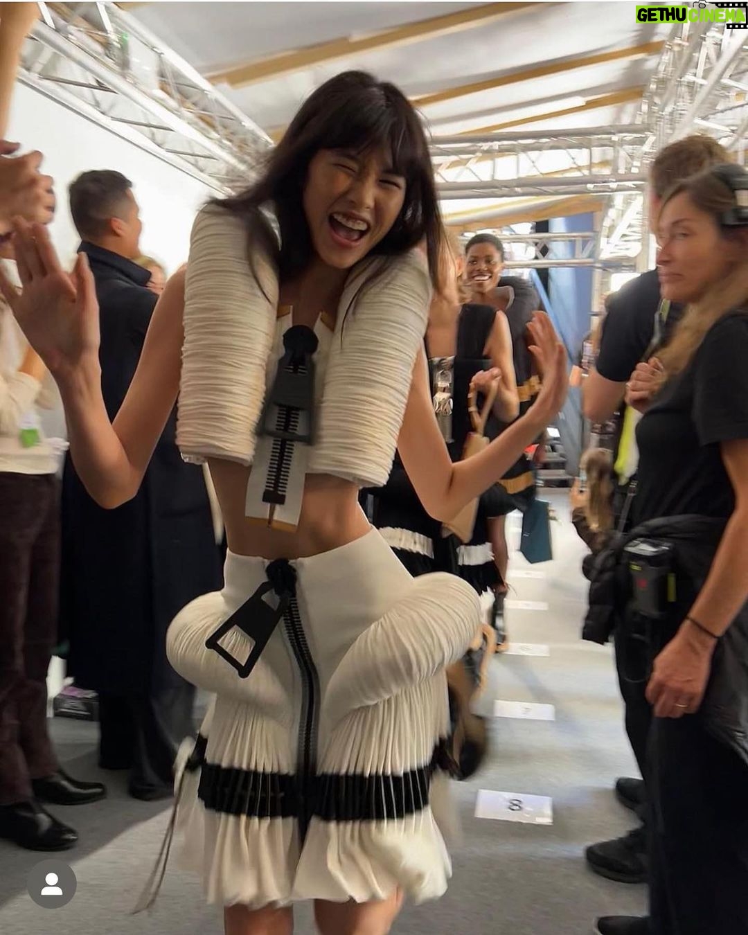 Jung Ho-yeon Instagram - L✌🏼 @louisvuitton S/S 2023 ♥️ Je t'aime @nicolasghesquiere ♥️