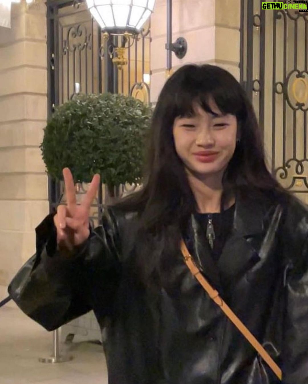 Jung Ho-yeon Instagram - L✌🏼 @louisvuitton S/S 2023 ♥️ Je t'aime @nicolasghesquiere ♥️