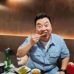 Jung Ho-young Instagram - 이카부두인 제주 성산일출봉 보시고 아님 우도에 갔다가 오시는길에 드시러 가시면 딱 좋을것 같습니다 정성스런 반찬도 다 맛이좋고 숙성잘한 부드러운 돼지고기도 좋지만 쫄깃한 식감의 이런 흑돼지도 좋아요 마무리로 깍뚜기 볶음밥 꼭 드시고 ^^ 그래도 아쉬우면 흑돼지 김치라면도 좋을것같아요 저에게 가장 맛있었던것 그 귀하다는 숄더랙 이였습니다 ^^ 맛있게 잘먹었습니다 #카덴 #정호영셰프 #이카부두인 제주 Jeju