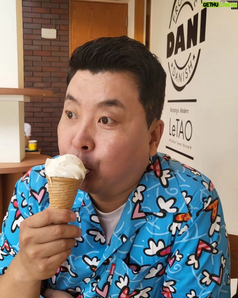 Jung Ho-young Instagram - 아이스크림으로 당충전 #카덴 #정호영셰프 #르타오 #오타루 小樽