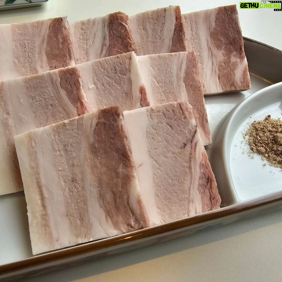 Jung Ho-young Instagram - 제주도에서 맛있는 라멘 아니 그냥 아주 맛있는 면요리가 당기신다면 바로 이곳 연동에 있는 가닥을 찾으시면 될것같아요 무슨 고깃집만 잘하는줄 알았는데 라멘에 튀김도 잘하고 군만두는 왜 이렇게 육즙이 많은지 ㅋㅋ 배불러죽겠어요 근데 맛있게 배부르니까 다행이죠 라멘위에 고사리랑 미역이 왜 이렇게 육수랑 잘어울리는지^^ 정신없이 먹다보니 배가 꽉차서 공항까지 걸어가야 하나 고민중입니다 ㅋㅋ #카덴 #정호영셰프 #가닥 #제주식면 가닥 Gadak