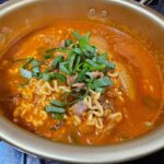 Jung Ho-young Instagram - 이카부두인 제주 성산일출봉 보시고 아님 우도에 갔다가 오시는길에 드시러 가시면 딱 좋을것 같습니다 정성스런 반찬도 다 맛이좋고 숙성잘한 부드러운 돼지고기도 좋지만 쫄깃한 식감의 이런 흑돼지도 좋아요 마무리로 깍뚜기 볶음밥 꼭 드시고 ^^ 그래도 아쉬우면 흑돼지 김치라면도 좋을것같아요 저에게 가장 맛있었던것 그 귀하다는 숄더랙 이였습니다 ^^ 맛있게 잘먹었습니다 #카덴 #정호영셰프 #이카부두인 제주 Jeju