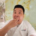 Jung Ho-young Instagram - 압구정 현대백화점에 가시면 맛있는게 너무 많아요 ㅋㅋ 무슨 오뎅이 이렇게 맛있을일인가요? 오징어 오뎅산도 ~~ 끝내줍니다 샤브카덴 드시고 후식으로 오뎅산도 드세요^^ #카덴 #정호영셰프 #모던오뎅 #샤브카덴 현대백화점 압구정본점