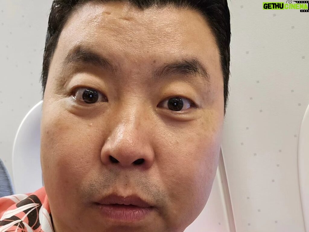 Jung Ho-young Instagram - 오사카 출장은 에어서울타고 에어서울 타시면 모니터에서 제 얼굴이 잠깐 보입니다^^ 놀라지 마세요~~~ #카덴 #정호영셰프 #에어서울 #기내식은 우동 Inchon Int. Airport, Seoul, South Korea