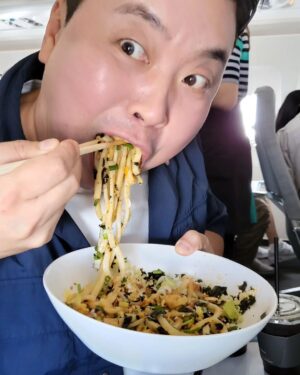 Jung Ho-young Instagram - 에어서울타고 삿포로가기^^
맛있는 정호영 기내식우동먹고
기분좋게 출발 ~~~

#카덴 #정호영셰프 #삿포로 #에어서울