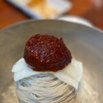 Jung Ho-young Instagram - 메밀면의 담음새가 너무 예뻐서 감탄 맛은 더 예뻐서 또 감탄 맛있게 먹고 많이 배우고 갑니다^^ #카덴 #정호영셰프 #고기리막국수