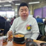Jung Ho-young Instagram - 소문만 듣다가 오늘 처음와봤는데 내장탕이 건더기가 진짜 실하고~~ 내장이랑 고기가 이렇게 많이 들어갔는데 국물이 진짜 깔끔하고 시원해요 ♡♡ 연말에 마신술 싹다 해장됩니다 ^^ #카덴 #정호영셰프 #함덕골목해장국