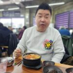 Jung Ho-young Instagram - 소문만 듣다가 오늘 처음와봤는데 내장탕이 건더기가 진짜 실하고~~ 내장이랑 고기가 이렇게 많이 들어갔는데 국물이 진짜 깔끔하고 시원해요 ♡♡ 연말에 마신술 싹다 해장됩니다 ^^ #카덴 #정호영셰프 #함덕골목해장국