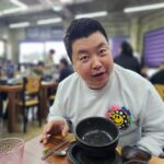 Jung Ho-young Instagram - 소문만 듣다가 오늘 처음와봤는데 내장탕이 건더기가 진짜 실하고~~ 내장이랑 고기가 이렇게 많이 들어갔는데 국물이 진짜 깔끔하고 시원해요 ♡♡ 연말에 마신술 싹다 해장됩니다 ^^ #카덴 #정호영셰프 #함덕골목해장국