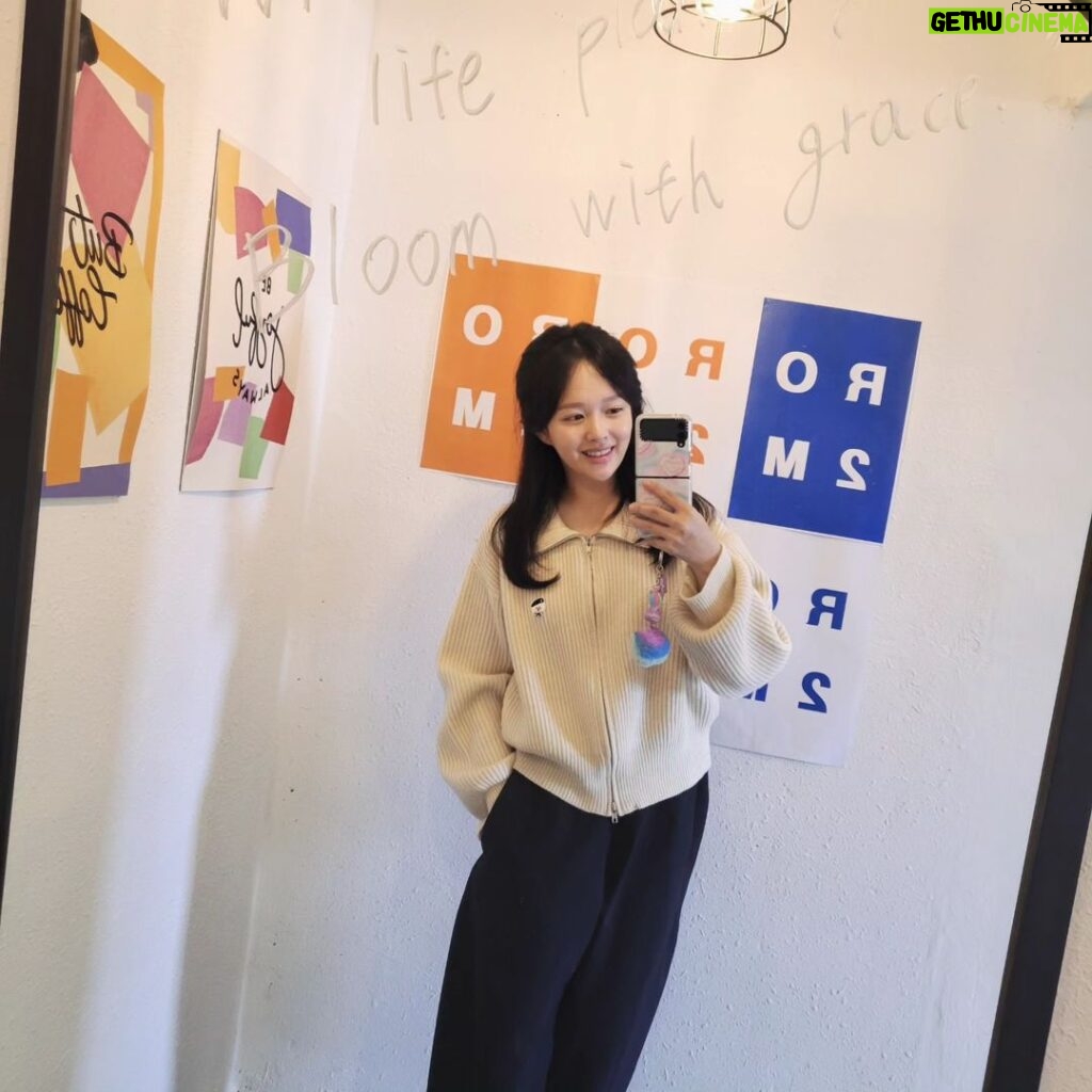 Jung Ji-so Instagram - 지방촬영와서 카페에왔는데 거울이 조쿤🤳!