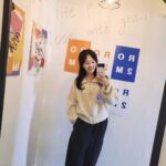 Jung Ji-so Instagram – 지방촬영와서 카페에왔는데
거울이 조쿤🤳!