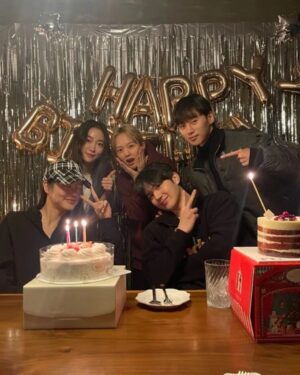 Jung Ji-so Instagram - 우리의
2023신년회🌸
예은이언니 생일축하해💐
우혁오빠 병근오빠 데뷔축하해🦄
더글로리🌹🥀