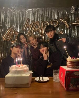 Jung Ji-so Instagram - 우리의
2023신년회🌸
예은이언니 생일축하해💐
우혁오빠 병근오빠 데뷔축하해🦄
더글로리🌹🥀