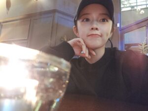 Jung Ji-so Instagram - 오늘은 토요일💜

오늘 하루는 어땠나용🦄
예쁜거많이보구,또 들었기를!

챰 겨울추천곡으루 쏠언니의 warm christmas 추천해용!☃️
