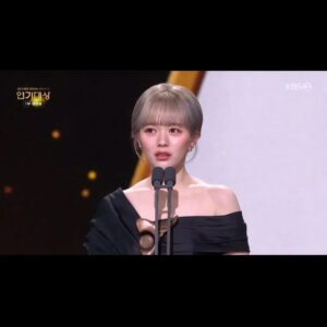 Jung Ji-so Instagram - 어제 감사함속에 
드라마 <커튼콜> 팀으로
2022KBS연기대상 에서
신인상을 받았습니다!!!💐
 
긴시간 혹은 짧은시간동안 청소년연기상 아역배우분들부터 선배님 한분한분의 수상소감을 들을수있었던 그시간은 새해로넘어가는 순간만큼 값지고 소중한 그리고 가슴따듯해지는 시간이였고 또 25으로 넘어가는
저에게 우연의 선물같은 배움이였습니다.

신인상을받게해준 드라마커튼콜
선배님 얼굴을보니 창피하게 에휴 울음이터졌는데요...
사실 커튼콜 이라는작품 안에스며들기에 너무나부족하고 서윤희라는 역할을 소화하고 만들어가기에 택도없는 저 였기에
초반엔 늘 조금더 체력이소비되고 조금더 심적인부담이컸었는데 표현하지않고 항상 묵묵하기만한 저에게 꼭 먼저 알아보시고 손내밀어 조언해주시고 위로해주시고 손잡고  끝까지 함께데리고가시겠다며 이끌어주시던 선배님들 그리고 감독님 또 스탭분들이시기에 
아무런 조건없는 사랑을 받고 드릴수있는것이 없기에 아쉽고 감사합니다❤ 

감사한만큼  든든하고 대견한후배가되어가겠습니다💐

👑@aluu_minseon

💄@aluu_hanhyunjae85