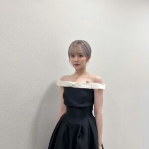 Jung Ji-so Instagram - 어제 감사함속에 
드라마 <커튼콜> 팀으로
2022KBS연기대상 에서
신인상을 받았습니다!!!💐
 
긴시간 혹은 짧은시간동안 청소년연기상 아역배우분들부터 선배님 한분한분의 수상소감을 들을수있었던 그시간은 새해로넘어가는 순간만큼 값지고 소중한 그리고 가슴따듯해지는 시간이였고 또 25으로 넘어가는
저에게 우연의 선물같은 배움이였습니다.

신인상을받게해준 드라마커튼콜
선배님 얼굴을보니 창피하게 에휴 울음이터졌는데요...
사실 커튼콜 이라는작품 안에스며들기에 너무나부족하고 서윤희라는 역할을 소화하고 만들어가기에 택도없는 저 였기에
초반엔 늘 조금더 체력이소비되고 조금더 심적인부담이컸었는데 표현하지않고 항상 묵묵하기만한 저에게 꼭 먼저 알아보시고 손내밀어 조언해주시고 위로해주시고 손잡고  끝까지 함께데리고가시겠다며 이끌어주시던 선배님들 그리고 감독님 또 스탭분들이시기에 
아무런 조건없는 사랑을 받고 드릴수있는것이 없기에 아쉽고 감사합니다❤ 

감사한만큼  든든하고 대견한후배가되어가겠습니다💐

👑@aluu_minseon

💄@aluu_hanhyunjae85