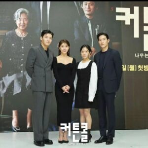 Jung Ji-so Instagram - KBS2TV커튼콜 포토타임🌳

지원선배 하늘선배 상현선배와 함께할수있어서 감사했고 행복한하루였습니다💜💙💚

<커튼콜>매주 월화kbs2 밤9:50

출처:kbs

👗🩰@zziyoni 
  @pe_arswim 
🎀💄@aluu_yelee  @aluu_jiyeon