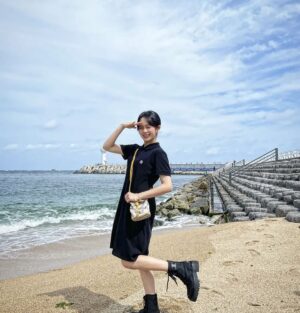 Jung Ji-so Instagram - 속초 바다!🐚🐟
촬영하면서 그덕에 많은곳을 다녔다구 생각했는데 속초바다는처음이였다고한다🙉그래서 행복한하루였다고한다