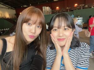 Jung Ji-so Instagram - 늘 더 잘할수있다며 지켜봐주시는 
은혜언니와🌺 쑥스러운 나🤦🏻‍♀️