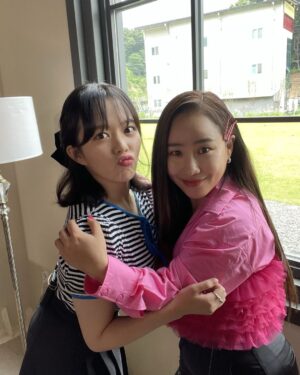 Jung Ji-so Instagram - 이세상쿨이아닌🥶쏘쿨한 현아언니와💐💙

💛💚💙💜🤎🖤🧡❤️💝💖💗❣️
#12색무지개
